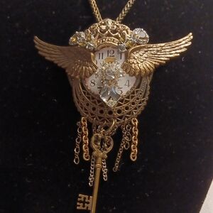 Elegant Gold Winged Pendant Necklace